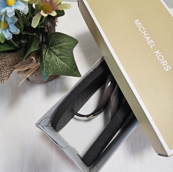 ❌️SOLD❌️✨️NWT Michael Kors flip-flops - Picture 8 of 8